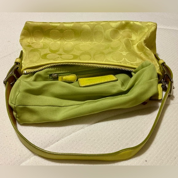 💛COACH🤍6371 Signature Vintage East West Hampton Demi Bag
Baguette Shoulder Bag - Picture 9 of 11